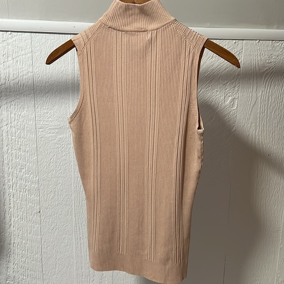 Sleeveless mock neck top - Picture 2 of 4